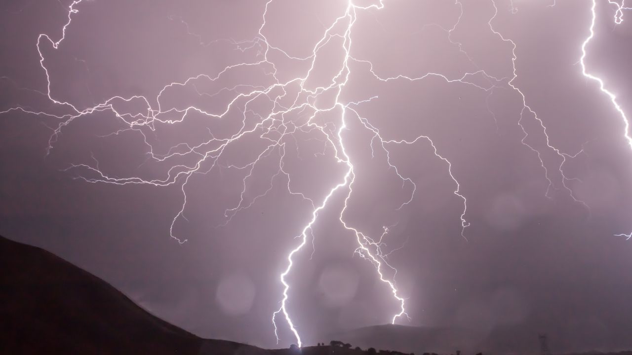 Woensdagavond code geel om onweersbuien, donderdag ook onweer met veel regen