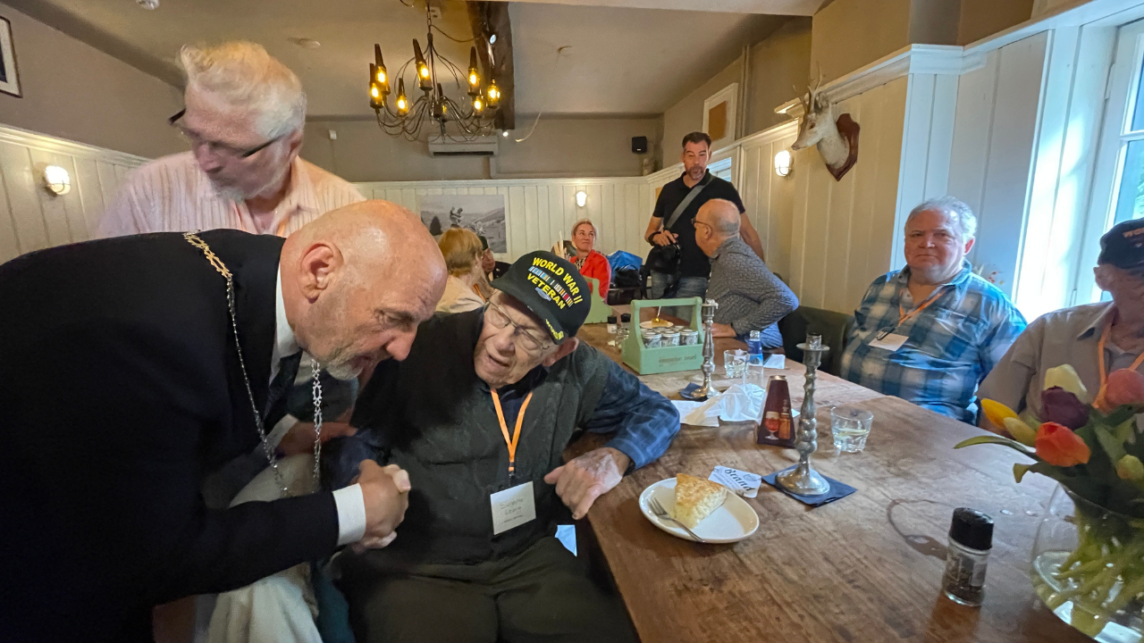 Veteranen reizen met Marco Kroon door het Heuvelland: 'Heel belangrijk'