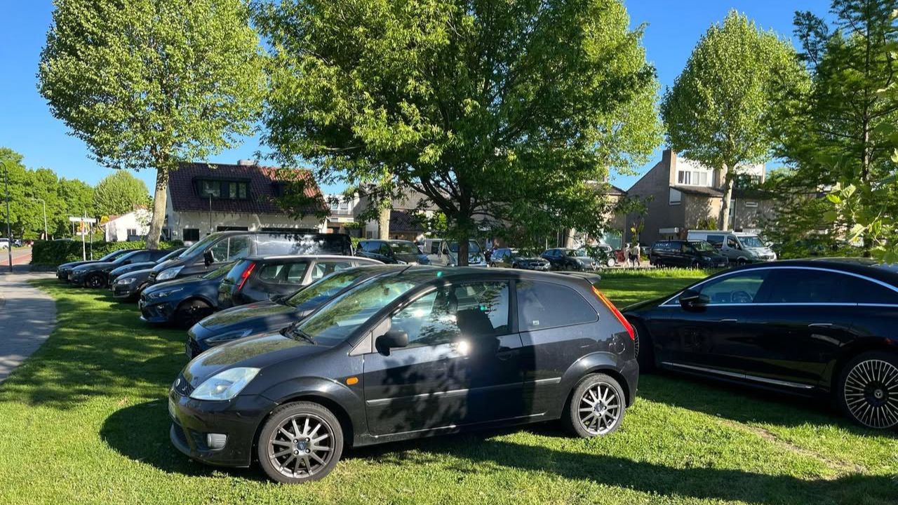 Gemeente Valkenburg grijpt in na foutparkeerders rond gravelwedstrijd: 189 bekeuringen